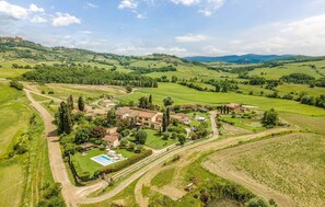 A rural property with a large house surrounded by fields and a swimming pool. - Gorgeous home in Casole d'Elsa -SI- with WiFi (Casole d'Elsa -SI-)