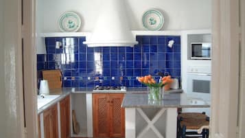 KylskÄp, mikrovÄgsugn, ugn och spishÀll