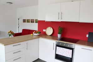 Frigorífico, horno, placa de cocina y lavavajillas