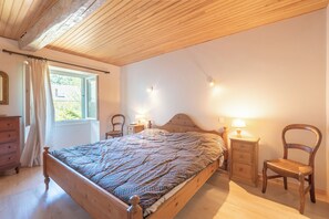 5 bedrooms, iron/ironing board, travel cot, Internet