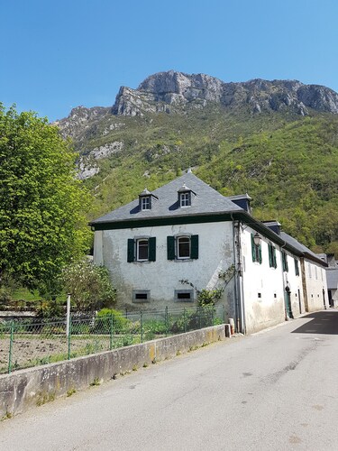 Gite Gritchou near the Gave d'Ossau and the vulture cliff