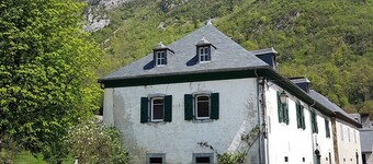 Gite Gritchou near the Gave d'Ossau and the vulture cliff