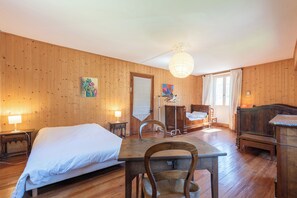 5 bedrooms, iron/ironing board, travel cot, Internet