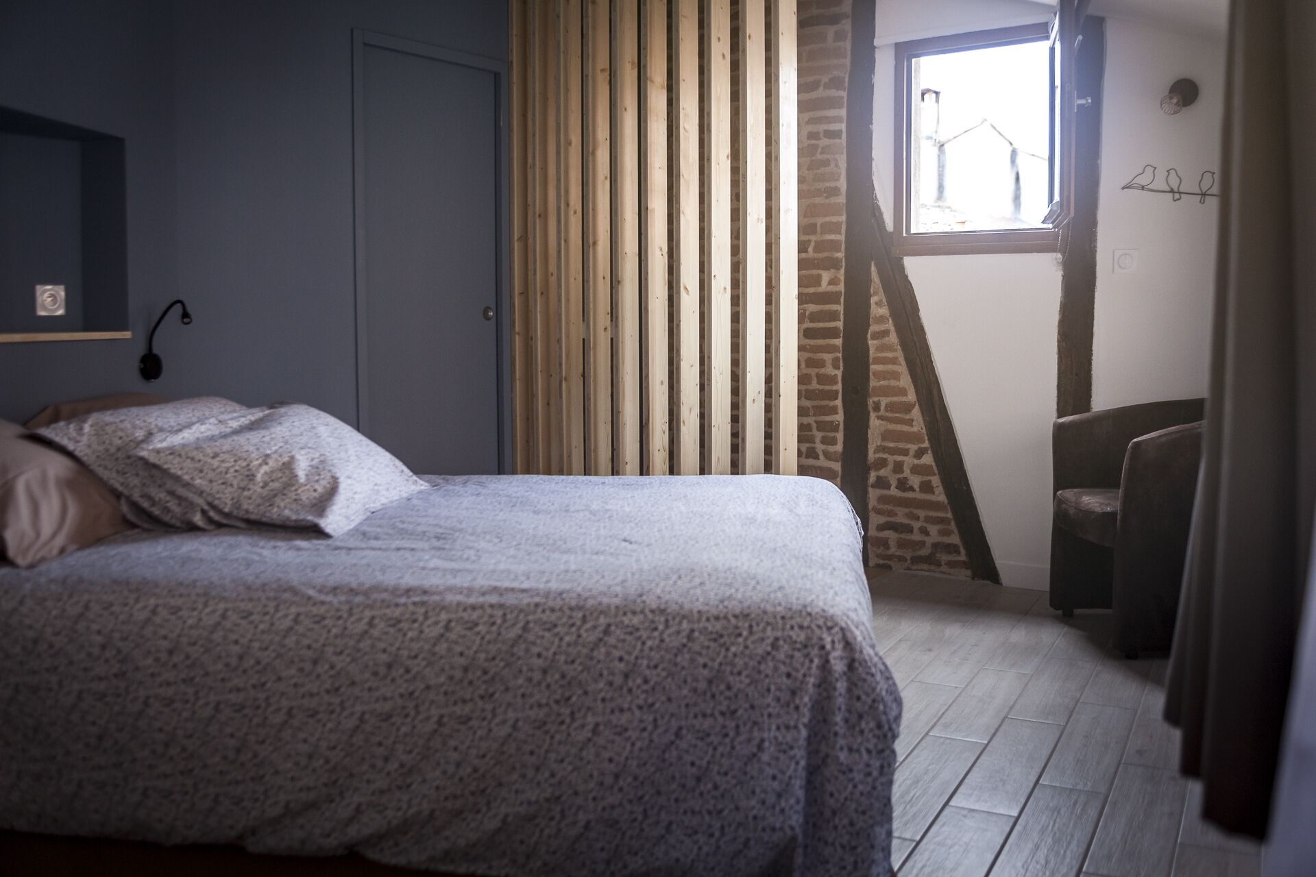 2 chambres, bureau, fer et planche à repasser, lit parapluie