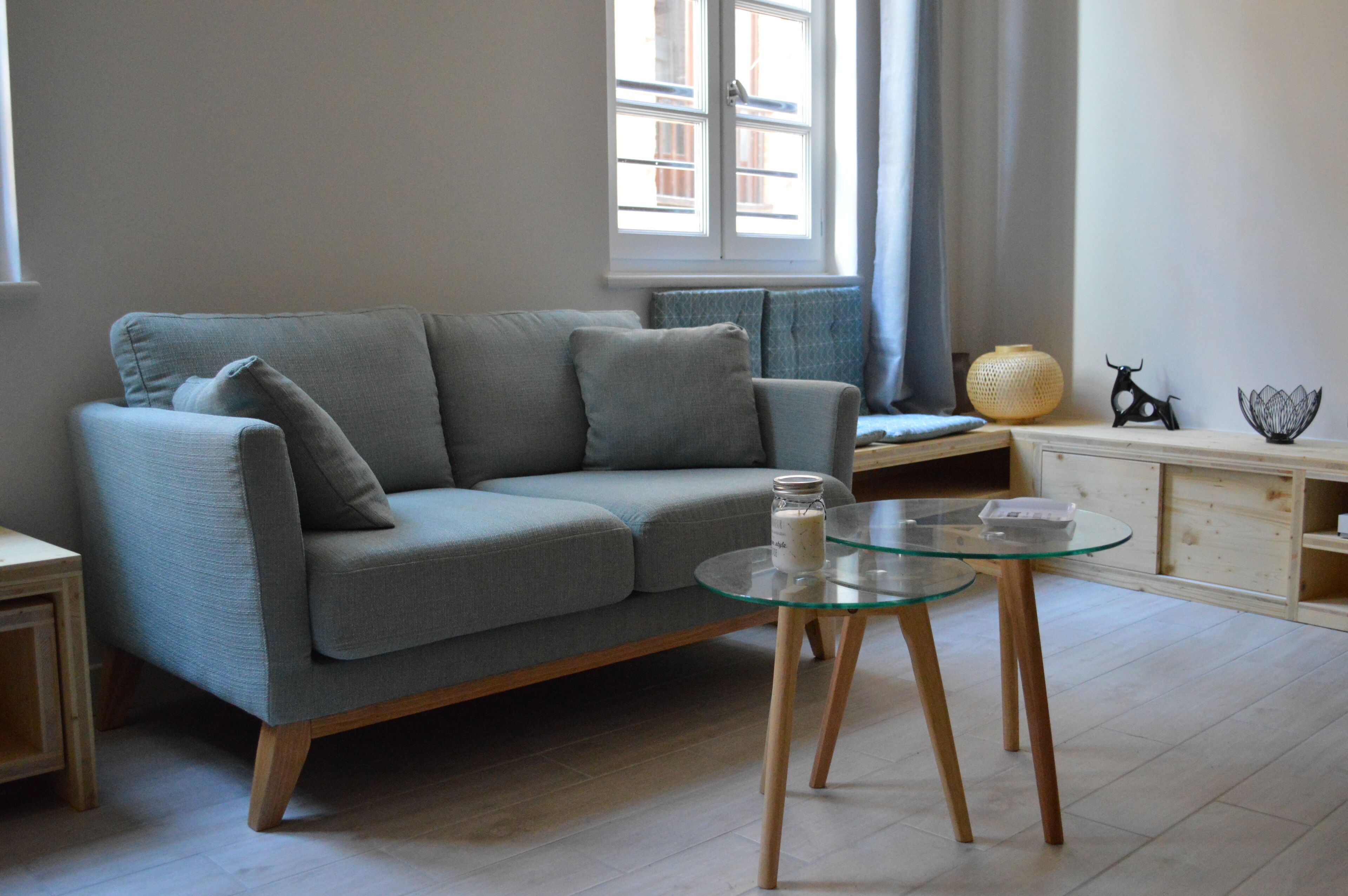 Fernseher, DVD-Player, Bücher