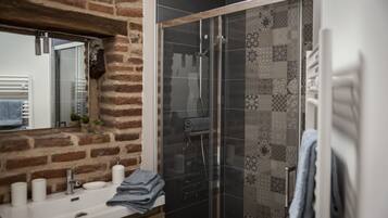 Douche, sèche-cheveux, serviettes fournies