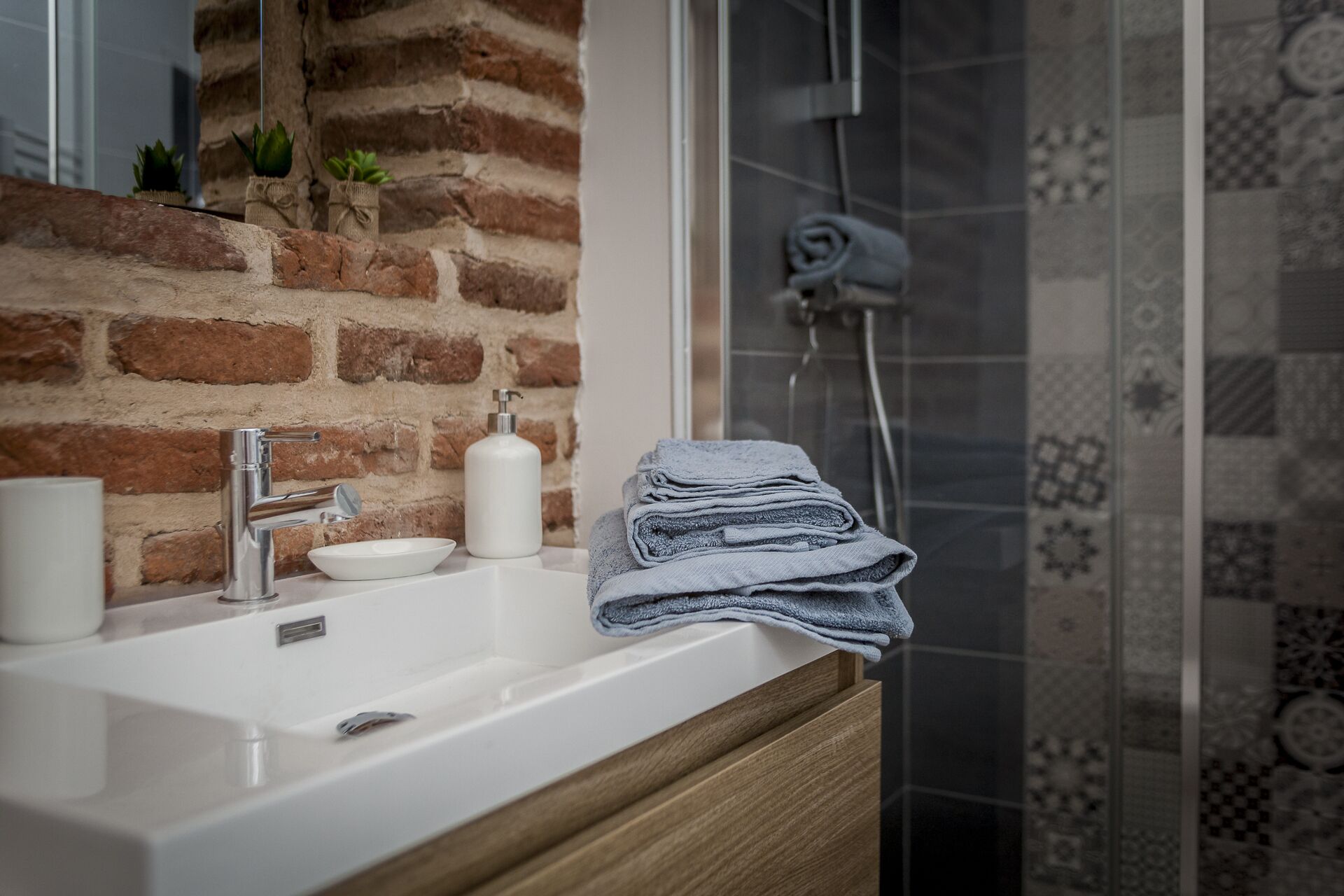 Douche, sèche-cheveux, serviettes fournies