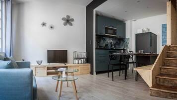 Televisie, een dvd-speler en boeken