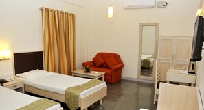 豪華雙人房 | 摺床/加床 (收費)、免費 Wi-Fi、床單