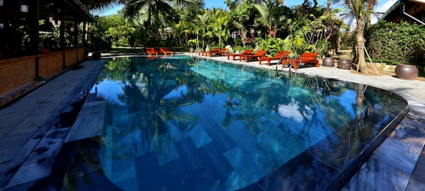 Poolside bar - La Paloma Resort (Phu Quoc)