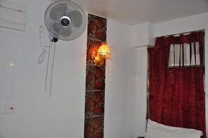 In-room safe, free WiFi, bed sheets - Swiss Hostel (Kowloon)
