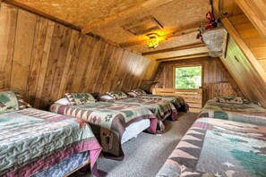 2 bedrooms, desk, iron/ironing board, free WiFi - Cabin with a magnificent view! (MANISTIQUE)