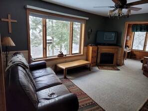 TV, fireplace, DVD player - Cabin with a magnificent view! (MANISTIQUE)