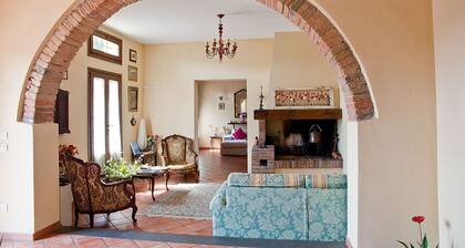 Podere l'Ulivo: tyypillinen Toscanan huvila 400 metriä ja suuri uima-allas