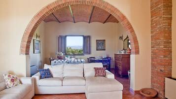 Smart TV, caminetto, lettore DVD, tavolo da calcetto