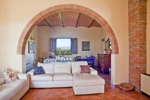 TV connectée, cheminée, lecteur de DVD, baby-foot