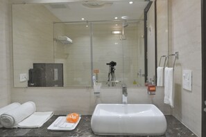 Bathroom sink - Hotel Tara Palace Daryaganj (New Delhi)