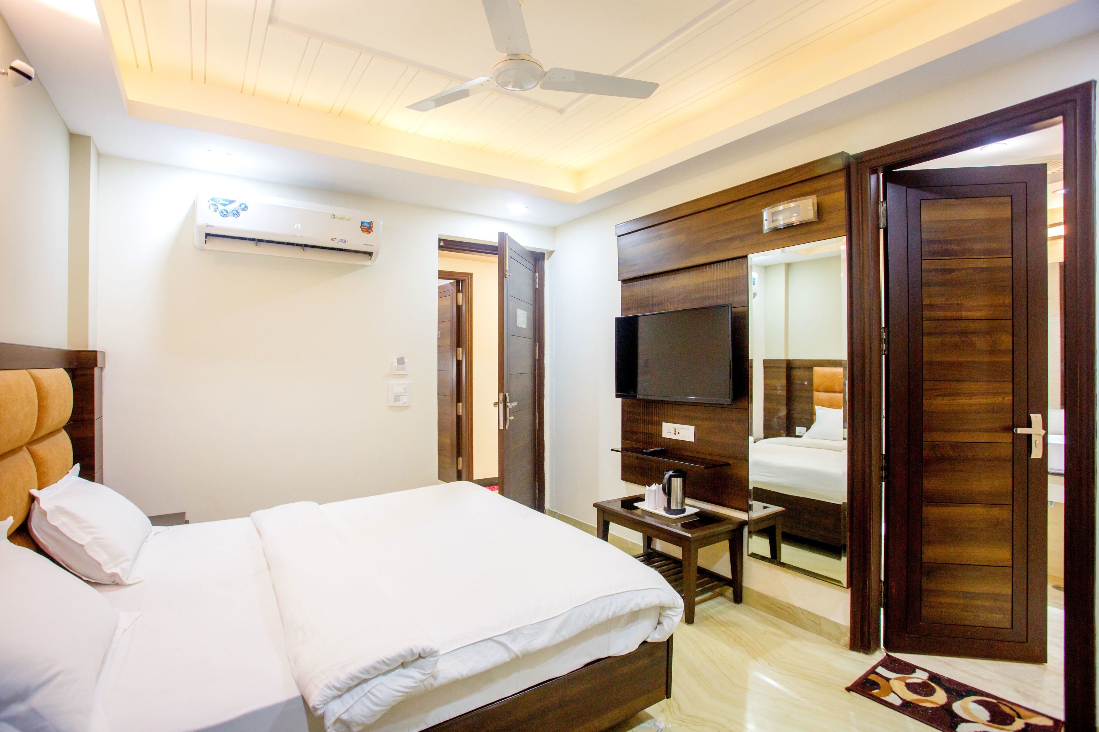 Deluxe Double Room | In-room safe, desk, soundproofing, iron/ironing board