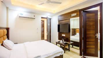 Deluxe Double Room | In-room safe, desk, soundproofing, iron/ironing board