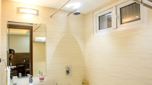 Ein Badezimmer mit Waschbecken, Spiegel, Toilette und Dusche.