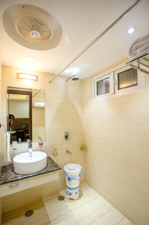Shower, free toiletries, slippers, towels - Hotel Tara Palace Daryaganj (New Delhi)