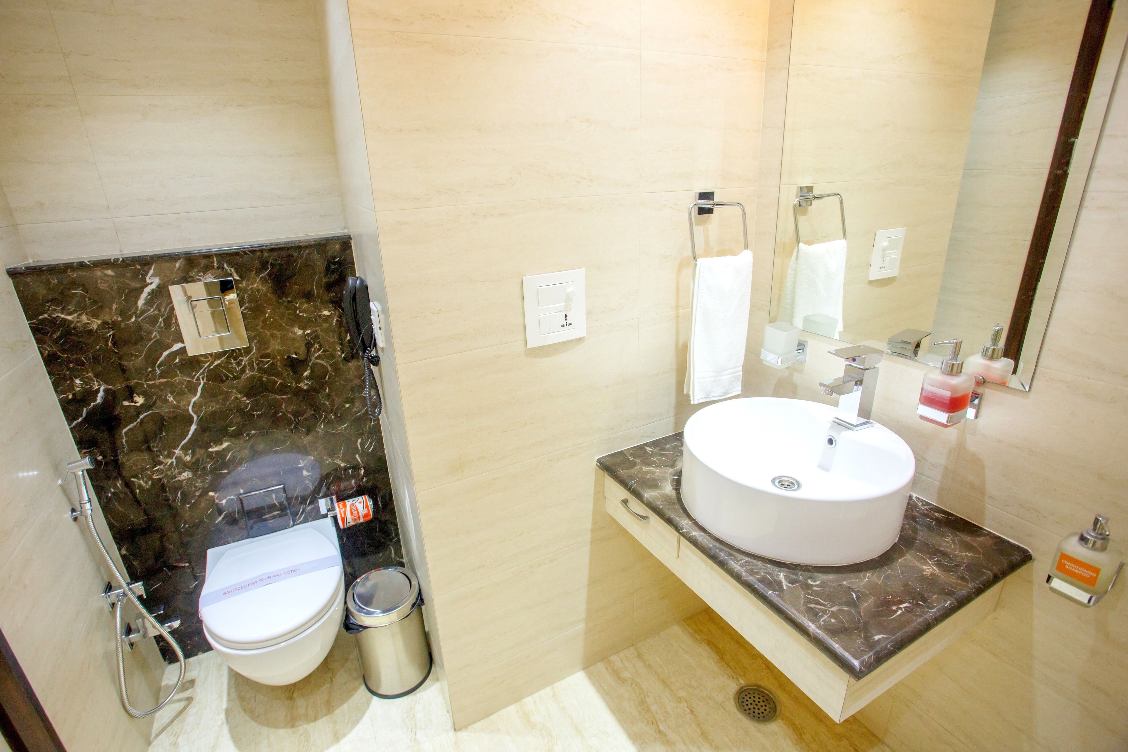Deluxe Double Room | Bathroom | Shower, free toiletries, slippers, towels