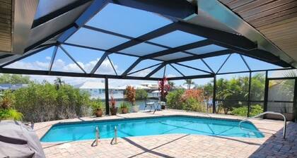 Nouvelle liste de maisons sur le front de mer avec piscine, quai de pĂȘche, kayaks, planches Ă pagaie