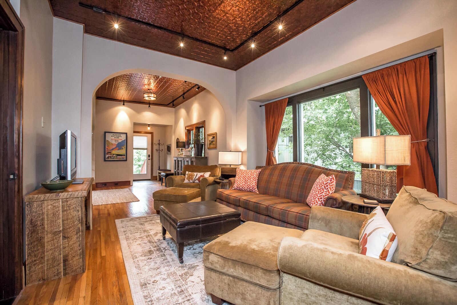 Fernseher, Kamin, DVD-Player, Bücher