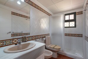 Douche, sèche-cheveux, serviettes fournies