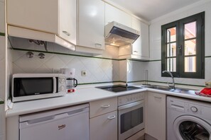 Frigorífico, microondas, horno y cafetera o tetera