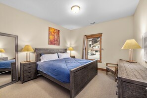 4 bedrooms, free WiFi, bed sheets, wheelchair access - 4 bedroom ski condo at Whitefish Mountain Resort (AC for hot summer days) / heated parking (Whitefish)