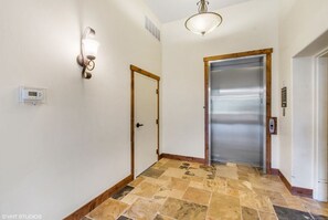 Interior - 4 bedroom ski condo at Whitefish Mountain Resort (AC for hot summer days) / heated parking (Whitefish)