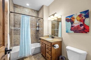 Combined shower/bathtub, hair dryer, towels - 4 bedroom ski condo at Whitefish Mountain Resort (AC for hot summer days) / heated parking (Whitefish)