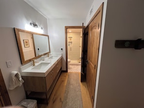 Combined shower/bathtub, jetted bath, hair dryer, towels - Ski-in/Ski-Out Remodeled Home w/ Mountain Views, Hot Tub & Steps to Cabriolet. (Park City)