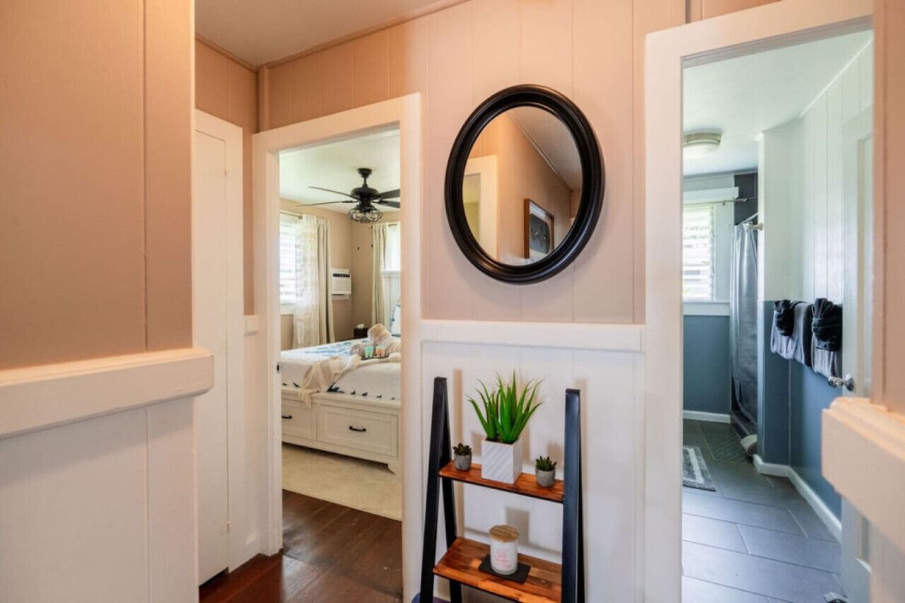 3 habitaciones, escritorio y tabla de planchar con plancha 