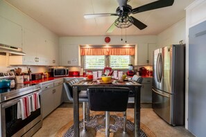 Kj øleskap, mikrobølgeovn, ovn og kokeplater