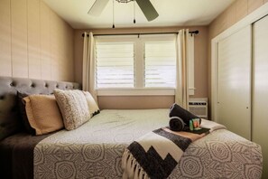 3 habitaciones, escritorio y tabla de planchar con plancha 