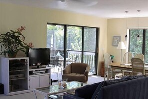 Smart-TV, DVD-spiller og stereoanlegg