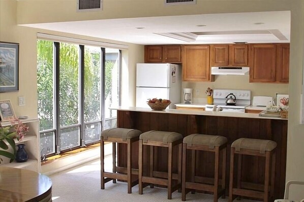 冷蔵庫、電子レンジ、オーブン、コンロ