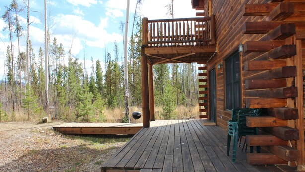 A wooden deck with a balcony overlooking a forested area. - Hang out with Moose! Log Cabin near RMNP/Columbine Lake (Grand Lake)