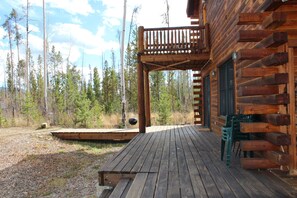 A wooden deck with a balcony overlooking a forested area. - Hang out with Moose! Log Cabin near RMNP/Columbine Lake (Grand Lake)