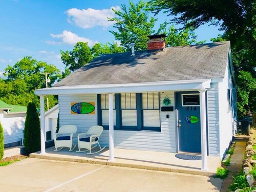 Walk to Downtown/The Landing! Beautiful cottage, cozy private hot tub!