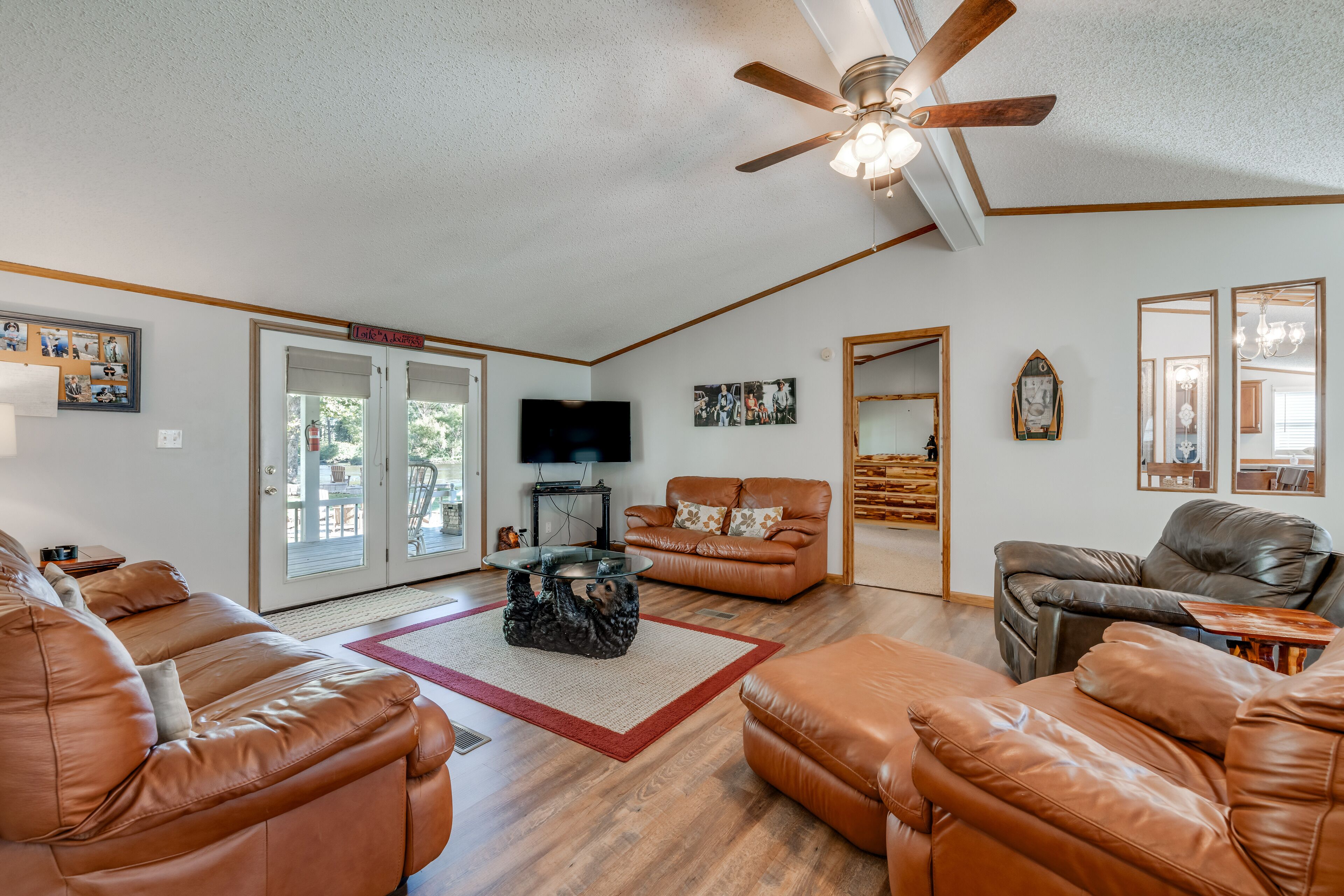 Smart TV, chimenea y reproductor de DVD 