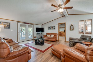 Smart TV, fireplace, DVD player