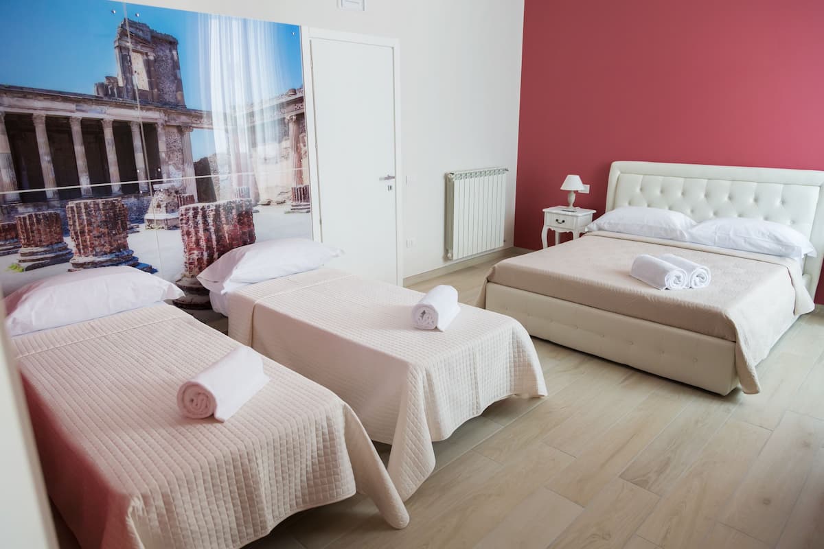 Chambre Quadruple Familiale | Literie de qualité supérieure, matelas mémoire de forme, minibar, bureau
