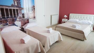 Familien-Vierbettzimmer | Hochwertige Bettwaren, Betten mit Memory-Foam-Matratzen, Minibar