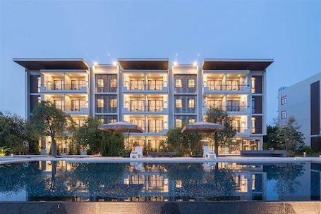 Outdoor pool, sun loungers