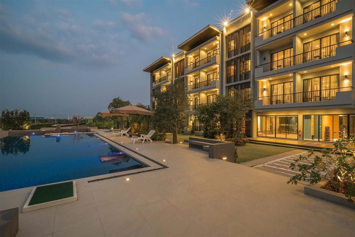 Outdoor pool, sun loungers