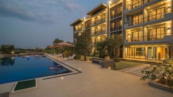 Ulkouima-allas, aurinkotuoleja