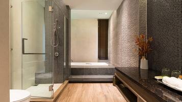 Ilmaiset hygieniatuotteet, kylpytakit, tohvelit, pyyhkeet